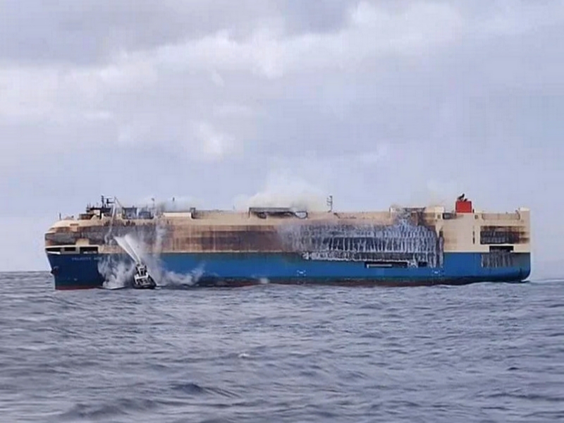 Vyhořelá nákladní loď Felicity Ace se potopila